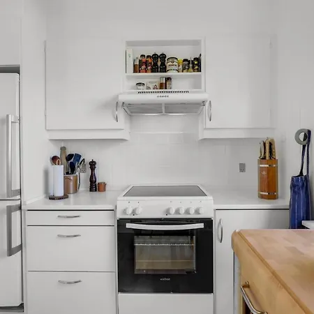 2 Bedroom Stunning In *